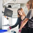 Zwei Studentinnen im Labor für kooperative automatisierte Verkehrssysteme der TH Aschaffenburg.