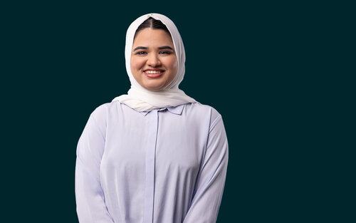 Portrait von Studentin Rabia aus dem Studiengang SDI.
