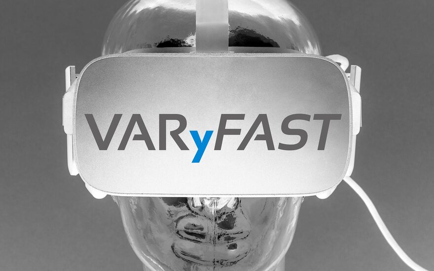 Eine VR-Brille mit dem Schriftzug "VARyFAST".