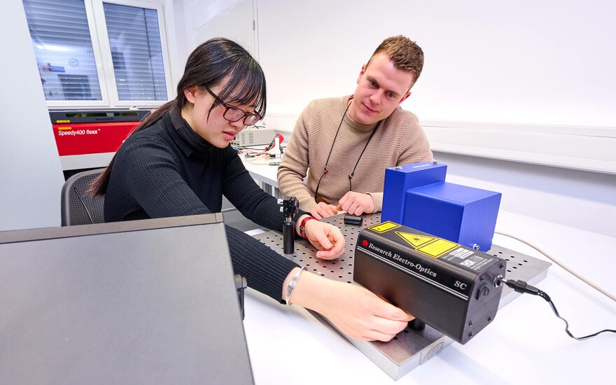 Mitarbeitende der Forschungseinrichtung ZeWiS evaluieren Laserstrahlquellen.