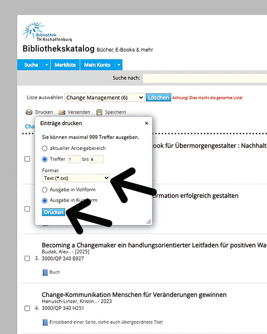 Screenshot des Bibliothekskatalogs mit geöffnetem Dialogfenster "Einträge drucken". Ein Pfeil zeigt auf das Drop-Down-Menü "Format und es ist "Text" ausgewählt.  Die Option "Ausgabe in Kurzform" ist ausgewählt. Ein weiterer Pfeil zeigt darunter auf den "Drucken"-Button.