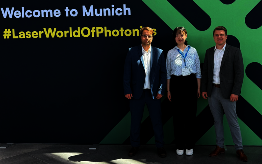 Dominik Mücke, Yonting Yang und David Sommer  (v.l.n.r.) auf der Lasers in Manufacturing-Konferenz in München