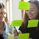 Zwei Studentinnen beschreiben Post its 