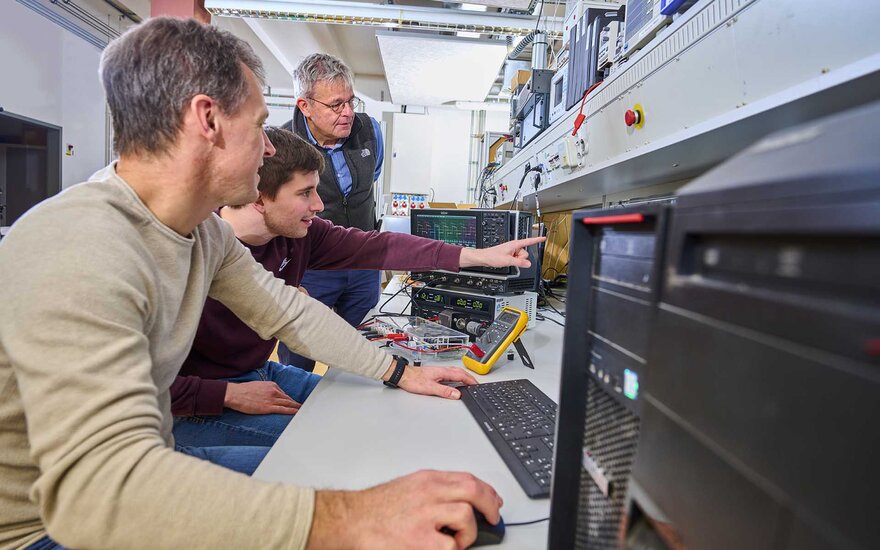 Der Laborleiter und zwei Mitarbeiter des Labors für Elektrische Maschinen, Leistungselektronik und Antriebe der TH Aschaffenburg.