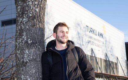Ein Student der TH AB auf dem Campus in Turku
