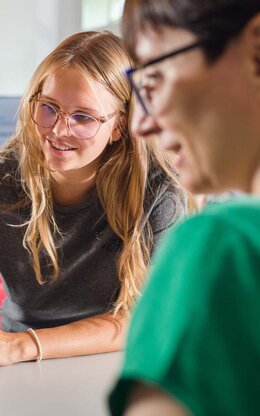 Zwei Frauen an Service-Theke der Bibliothek