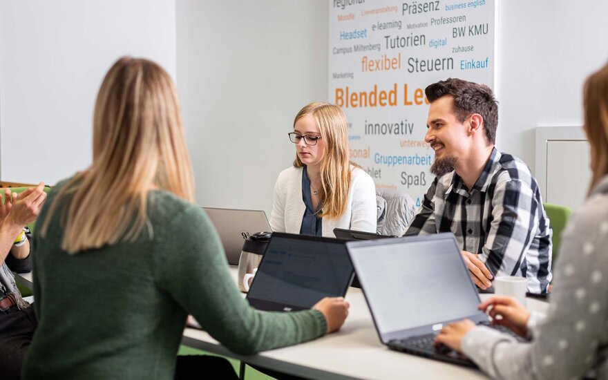 Studierende während einer Projektarbeit im Studiengang BW KMU.