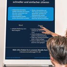 Drei Studierende hören einer Studierende, Referentin, Professorin, Dozentin zu, zeigt auf Flipchart mit Infos zum Zitieren