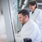 Professorin und Mitarbeiter im BioMems Lab der TH Aschaffenburg.