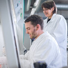 Professorin und Mitarbeiter im BioMems Lab der TH Aschaffenburg.