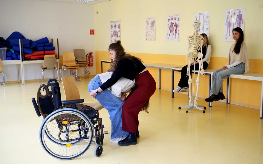 Vier Auszubildende wiederholen gemeinsam Lehrinhalte.