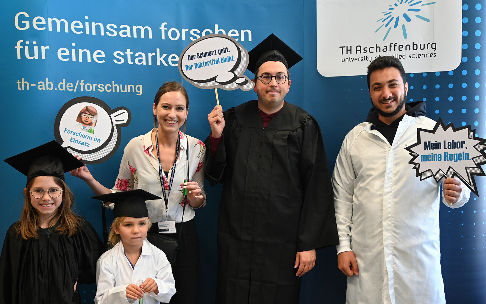 Fotobooth Aktion Promovierenden mit Kindern vor Messestand Gemeinsam forschen für eine starke Zukunft