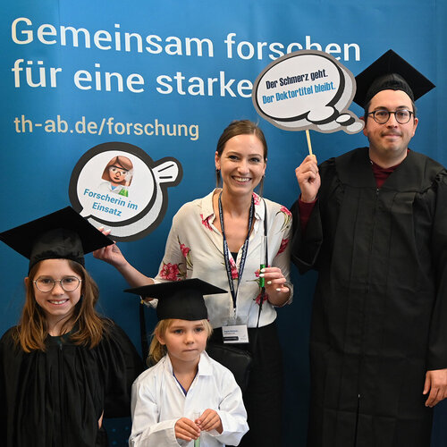 Fotobooth Aktion Promovierenden mit Kindern vor Messestand Gemeinsam forschen für eine starke Zukunft