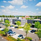 Parkplatz und Würfelgebäude am Campus 1