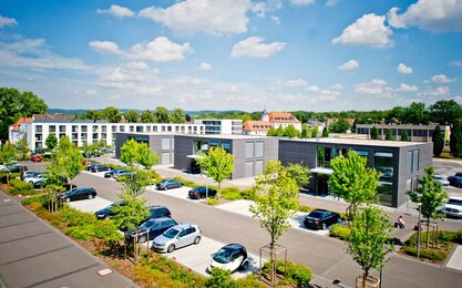 Parkplatz und Würfelgebäude am Campus 1