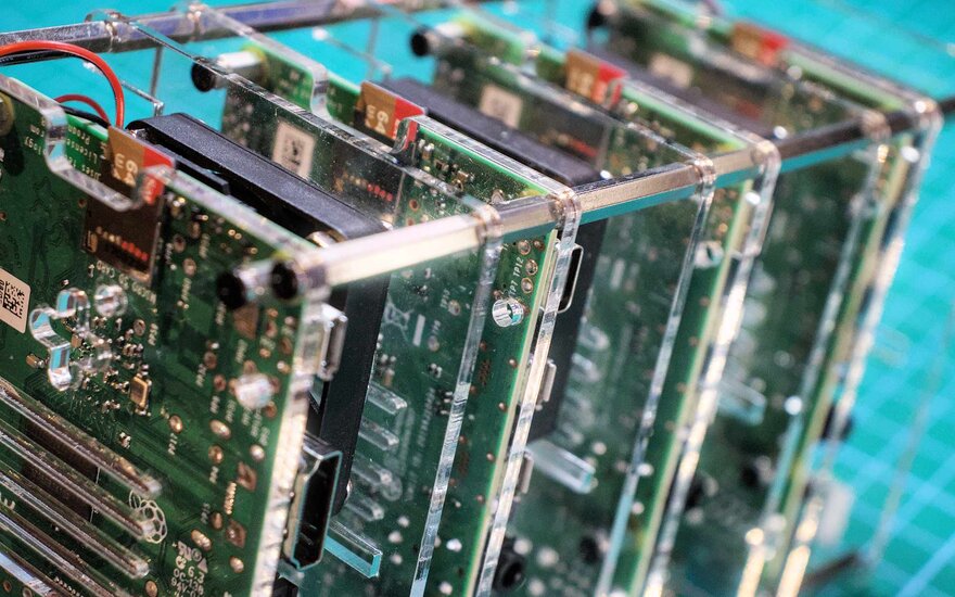 Raspberry Pi Mini-Cluster im Labor für Medizinische IT und Simulation.