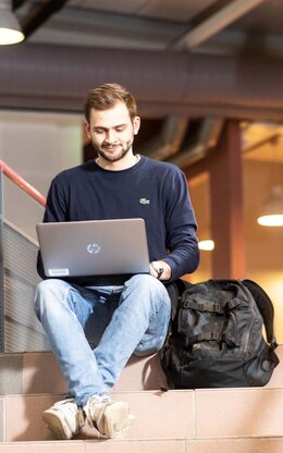 Ein Student der TH AB auf dem Campus in Turku