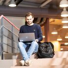 Ein Student der TH AB auf dem Campus in Turku