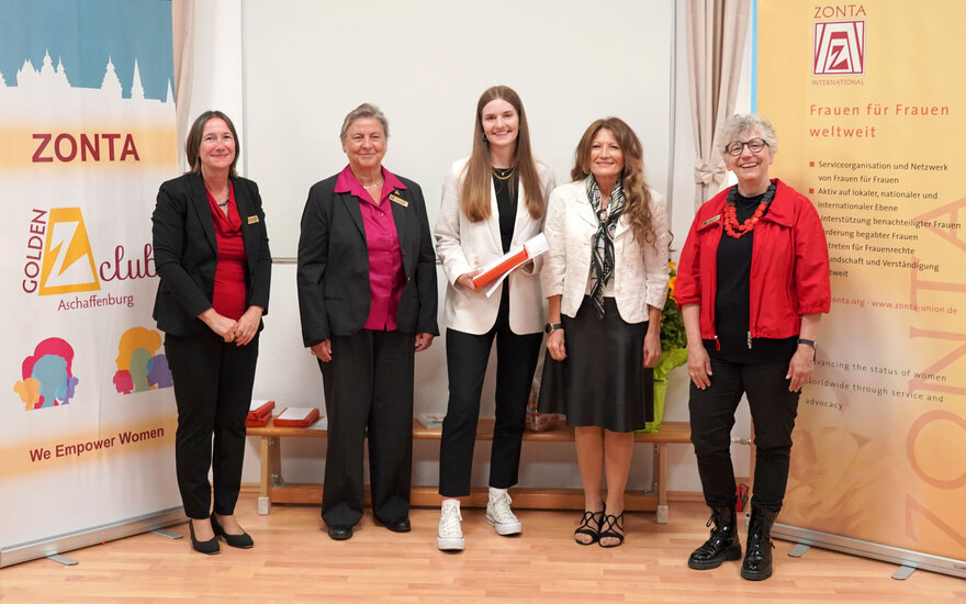 Fünf Frauen in einer Reihe bei Preisverleihung