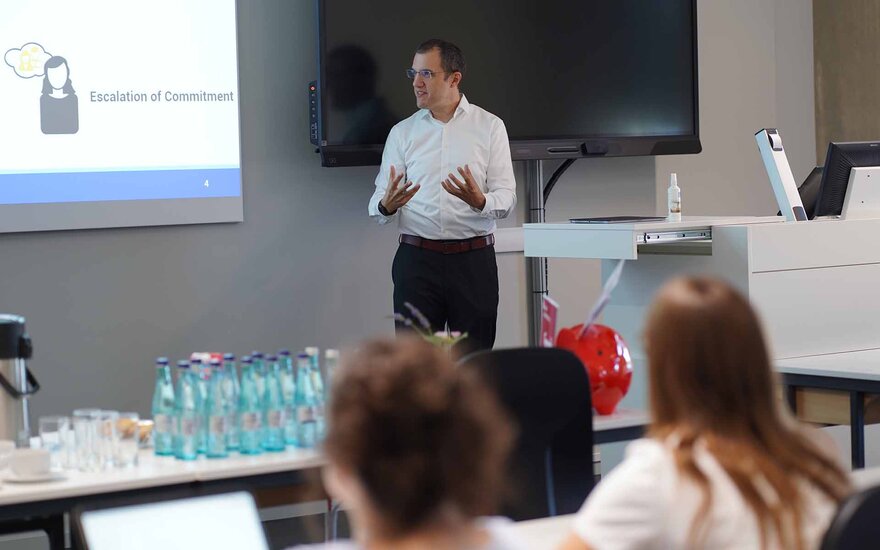 Professor spricht vor Screen zu den Studierenden