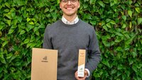 Student hält seine Auszeichnung mit dem NAIMMA-Nachhaltigkeitspreis in den Händen.