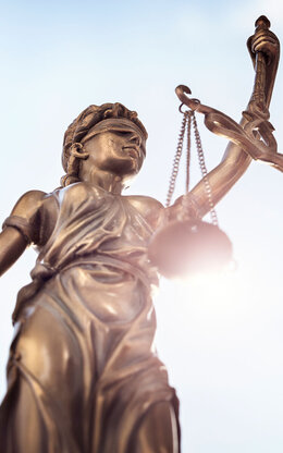 Abbildung der Justitia-Statue mit verbundenen Augen