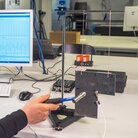 Ein Student im Labor für Dynamik und Schwingungstechnik während eines Versuchs.