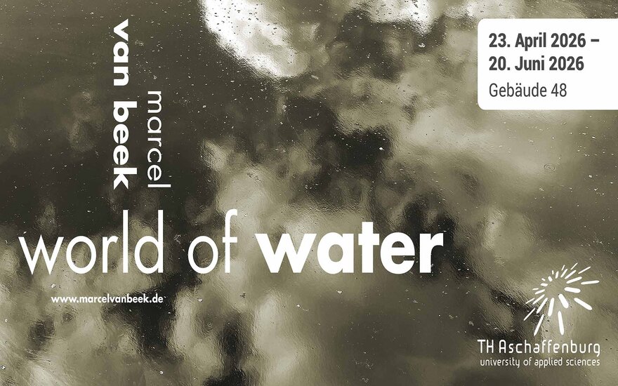 Ineinanderfließendes Wasser in Schwarz-Weiß fotografiert mit Ausstellungsinformationen in Weiß darauf