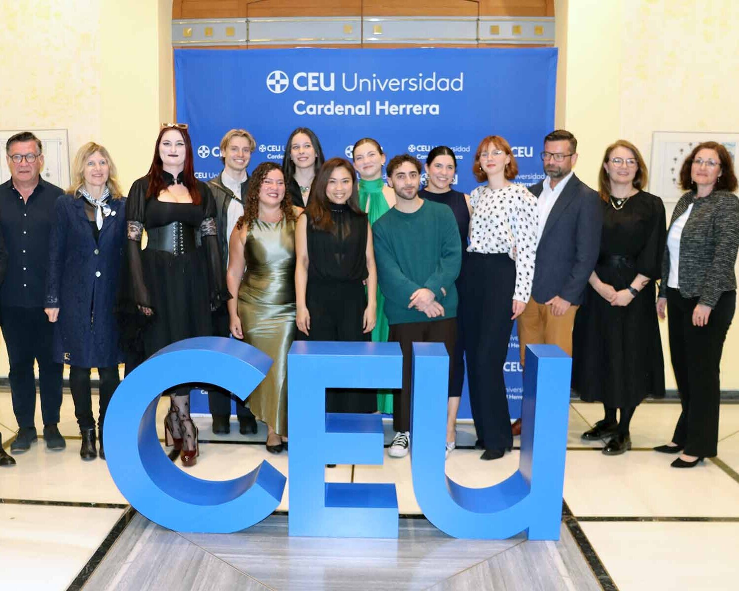 Gruppenfoto mit15 Personen hinter dem Schriftzug CEU vor Banner der Hochschule