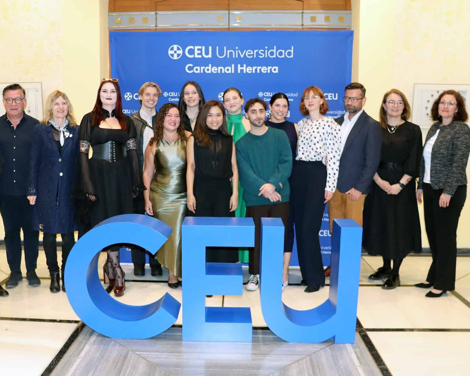 Gruppenfoto mit15 Personen hinter dem Schriftzug CEU vor Banner der Hochschule