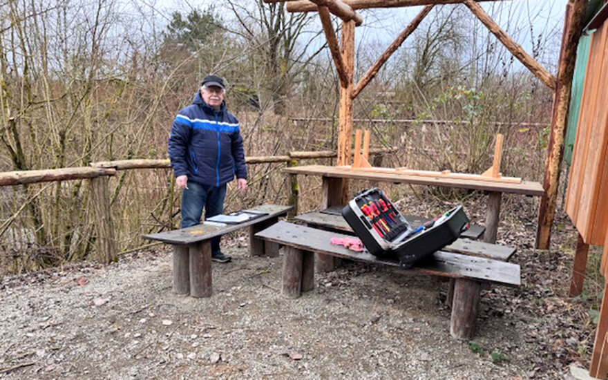 Ein Mann bei der Installation einer PV-Anlage