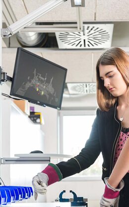 Zwei Studentinnen im Labor für kooperative automatisierte Verkehrssysteme der TH Aschaffenburg.