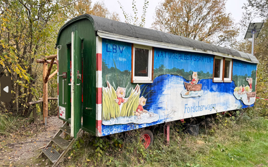 Bauwagen mit der Aufschrift Forscherwagen
