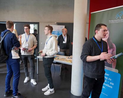 Studierende im Gespräch mit Studieninteressierten
