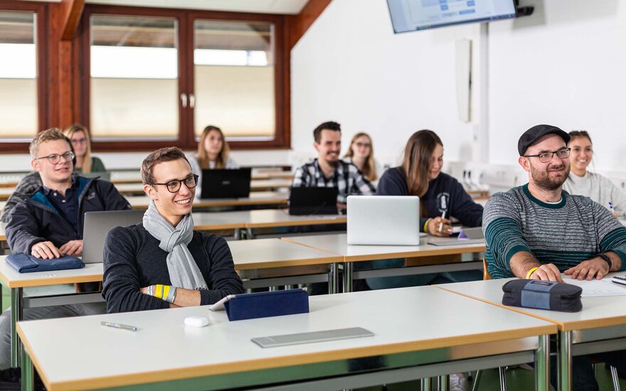 Studierende im Studiengang BW KMU während einer Vorlesung