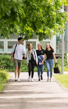 Studierende auf dem Weg über den Campus 1