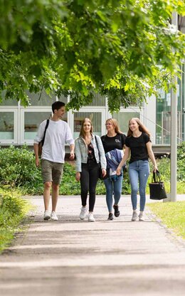 Studierende auf dem Weg über den Campus 1