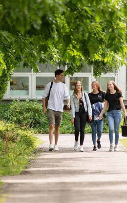 Studierende auf dem Weg über den Campus 1