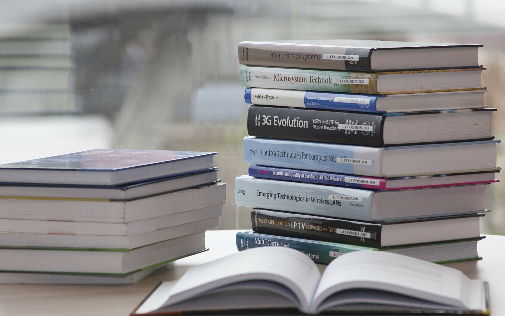 Zwei Stapel englischer Fachbücher mit Biblliotheksstempel