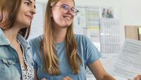 Zwei Studentinnen an der Theke des Dekanat WR