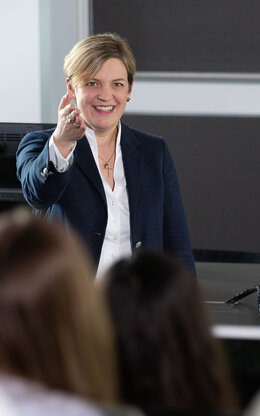 Professorin Verena Rock während einer Vorlesung im Studiengang DIM.