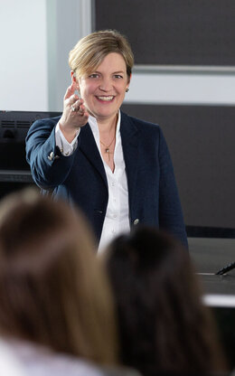 Professorin Verena Rock während einer Vorlesung im Studiengang DIM.