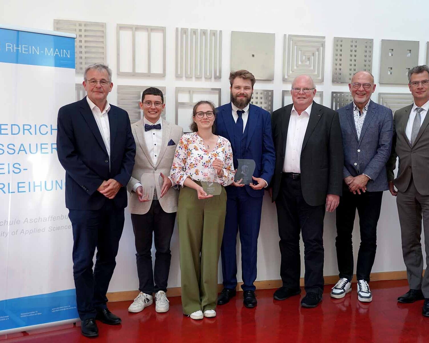 Bild (v. l. n. r.): Prof. Dr.-Ing. Johannes Teigelkötter, David Schuster, Carolin Fischer, Marcel Neumaier, Prof. Dr.-Ing. Ulrich Bochtler, Prof. Rolf Bergbauer und Prof. Dr. Ivo Schäfer 