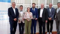 Bild (v. l. n. r.): Prof. Dr.-Ing. Johannes Teigelkötter, David Schuster, Carolin Fischer, Marcel Neumaier, Prof. Dr.-Ing. Ulrich Bochtler, Prof. Rolf Bergbauer und Prof. Dr. Ivo Schäfer 