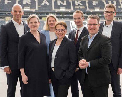 Gruppenfoto mit sechs Personen aus dem gif-Vorstand mit der Präsidentin, fast alle in Schwarz gekleidet, blicken lächelnd in die Kamera