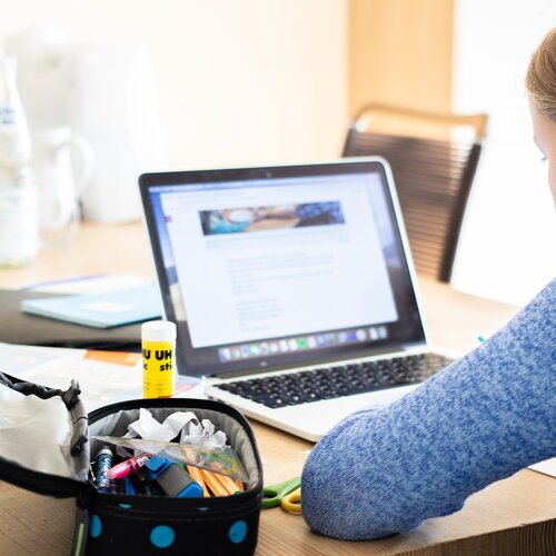 Lernsituation einer Studierenden am Laptop