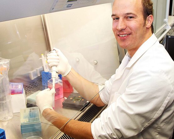 Andreas Daus im Labor der Aschaffenburger Hochschule