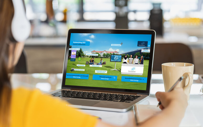Ein Bildschirm auf dem der virtuelle Studieninfotag zu sehen ist.