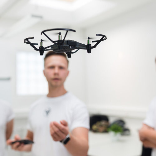 Mitarbeitende des VentureLabs der TH Aschaffenburg lassen eine Drohne steigen.