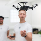 Mitarbeitende des VentureLabs der TH Aschaffenburg lassen eine Drohne steigen.